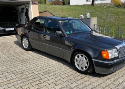 Fahrzeugaufbereitung Siegel in Bogen alter Mercedes hochglanz Reinigung