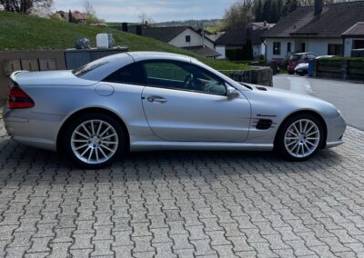 Fahrzeugaufbereitung Siegel in Bogen silberner Mercedes Seitenprofil