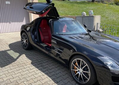 Fahrzeugaufbereitung Siegel in Bogen Mercedes mit offenen Flügeltüren nach Reinigung